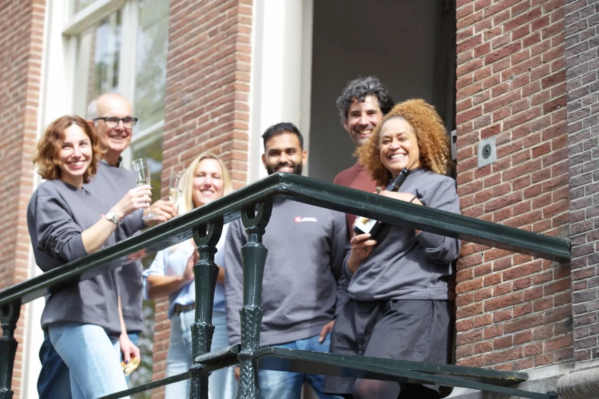 Datastudenten en alumni van Amsterdam Data Academy vieren samen buiten